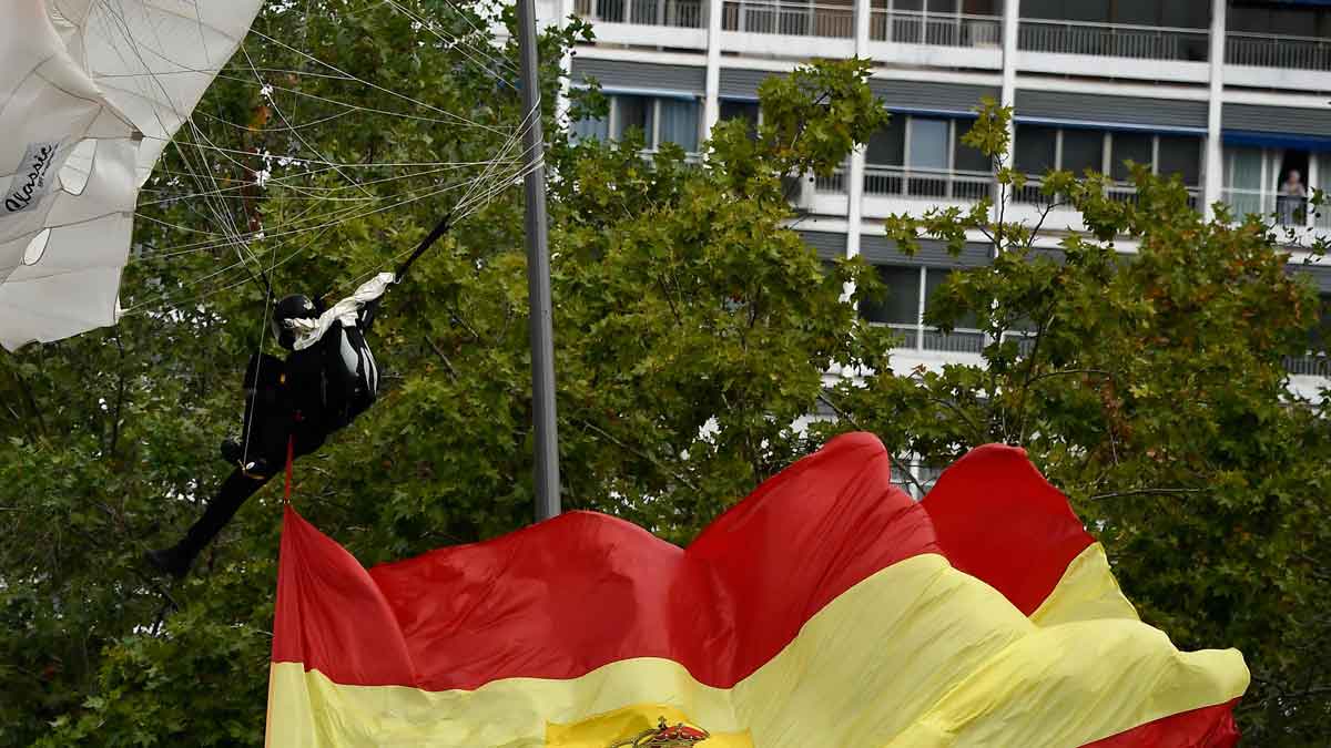 Paracaidista impacta contra una farola en celebraciones del 12 de octubre frente la mirada del Rey de España