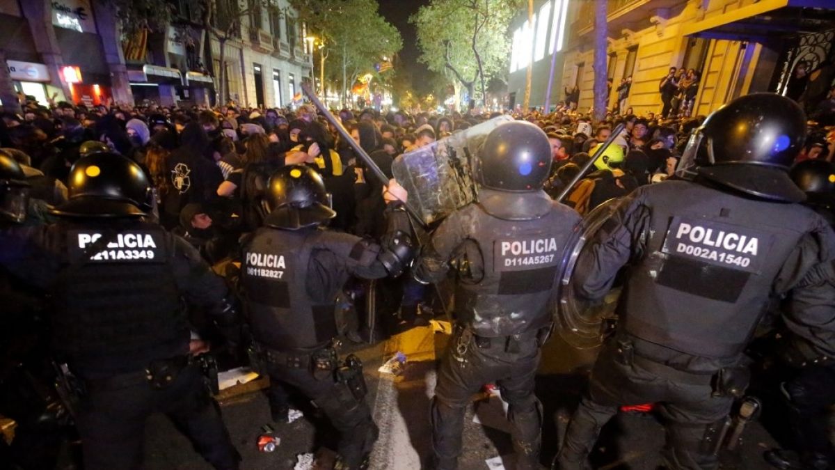 En las redes sociales denuncian video de maltrato policial a joven independentista catalan