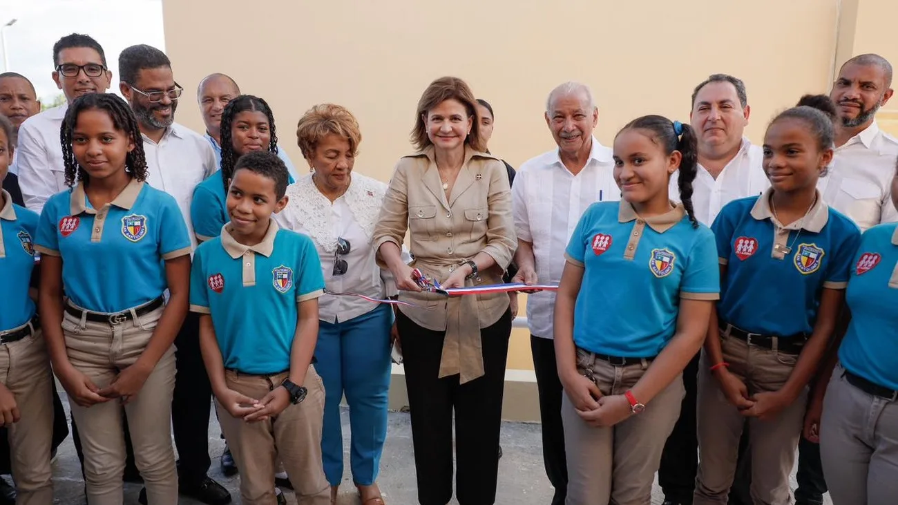 Vicepresidenta Raquel Peña entrega politécnico y obras deportivas en Neiba; también inaugura polideportivo en Independencia