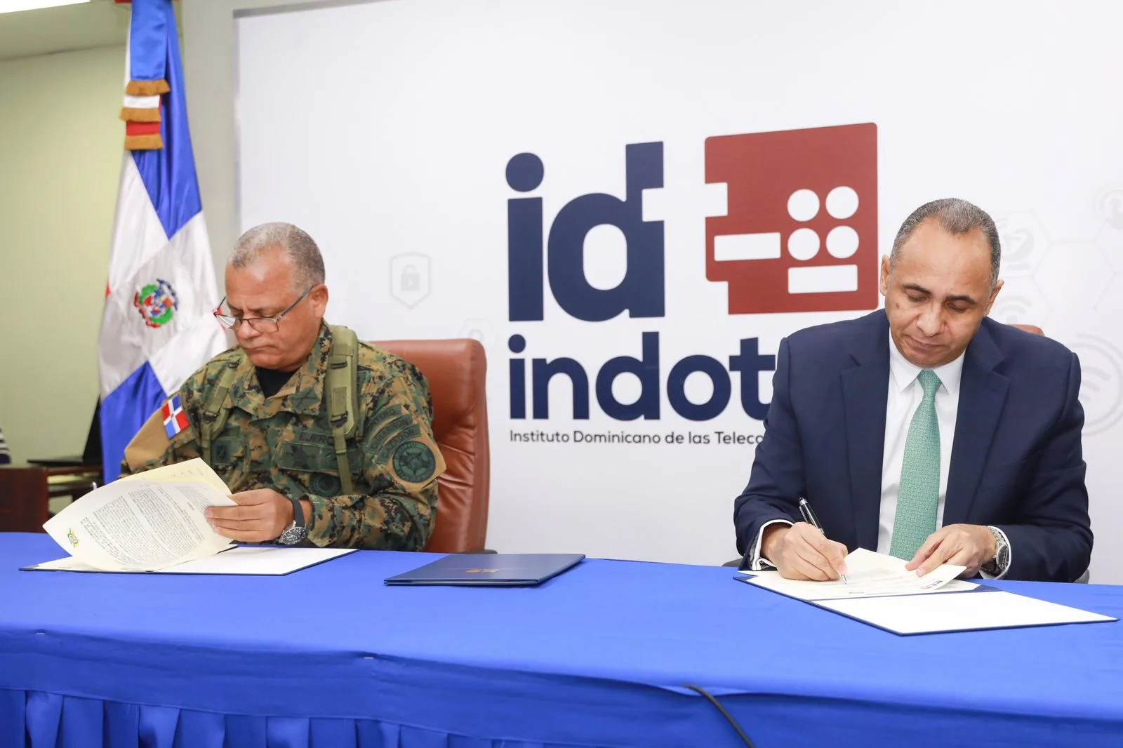 Indotel y el Ejército de la República Dominicana firman acuerdo para instalación de internet satelital en destacamentos de Elías Piña e Independencia