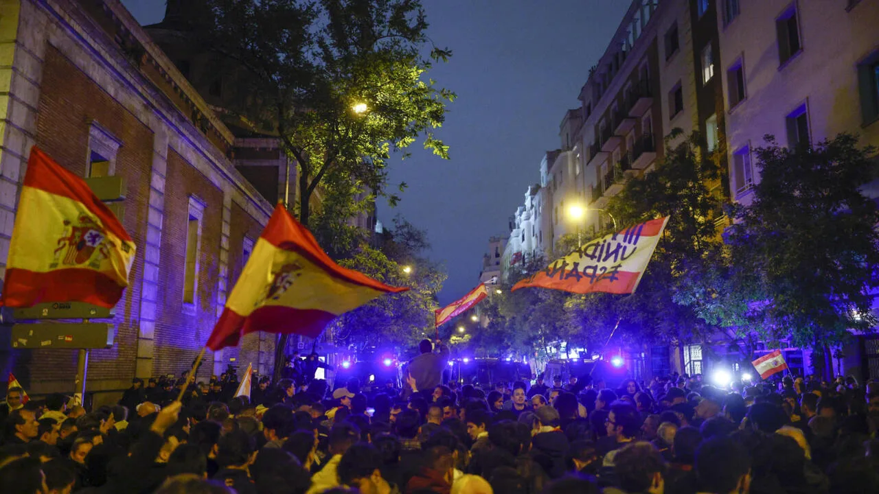 España en una encrucijada política: protestas masivas y ciberataques ante negociaciones de amnistía para políticos catalanes