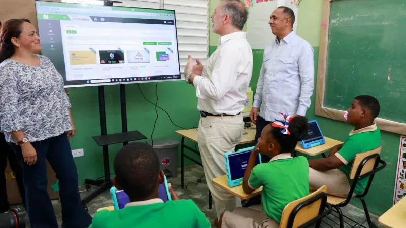Gobierno dominicano e HISPASAT colaboran para impulsar la educación en zonas remotas por medio de aulas digitales vía satélite