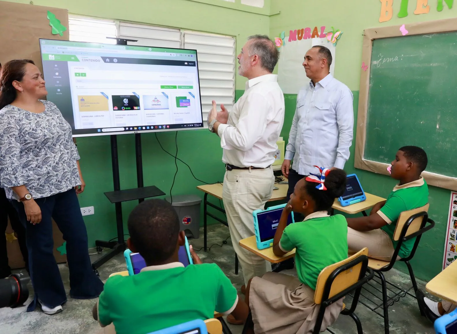 Gobierno dominicano e HISPASAT colaboran para impulsar la educación en zonas remotas por medio de aulas digitales vía satélite