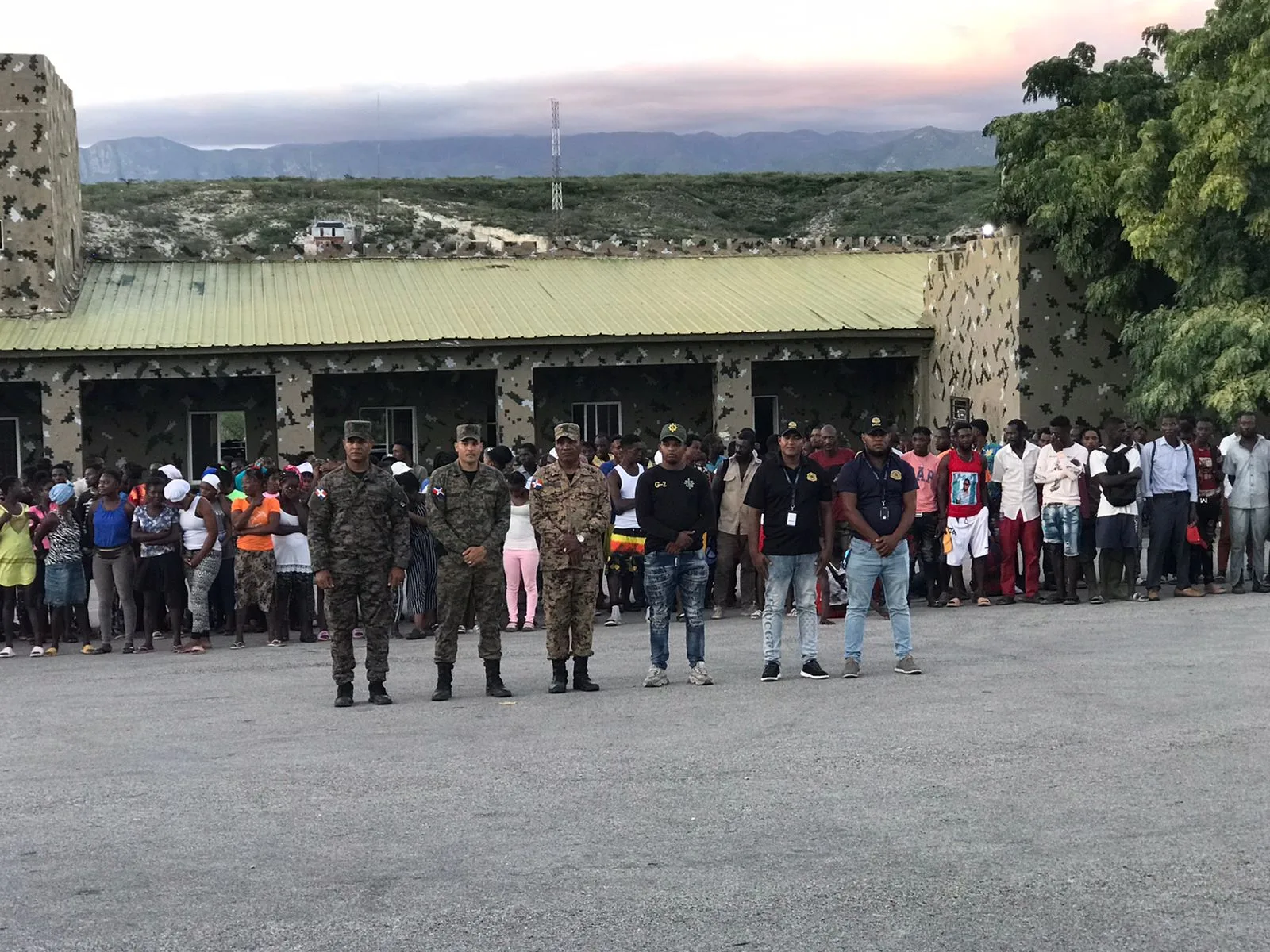 Migración deporta grupo de 324 nacionales haitianos que entró de forma ilegal por Bahoruco