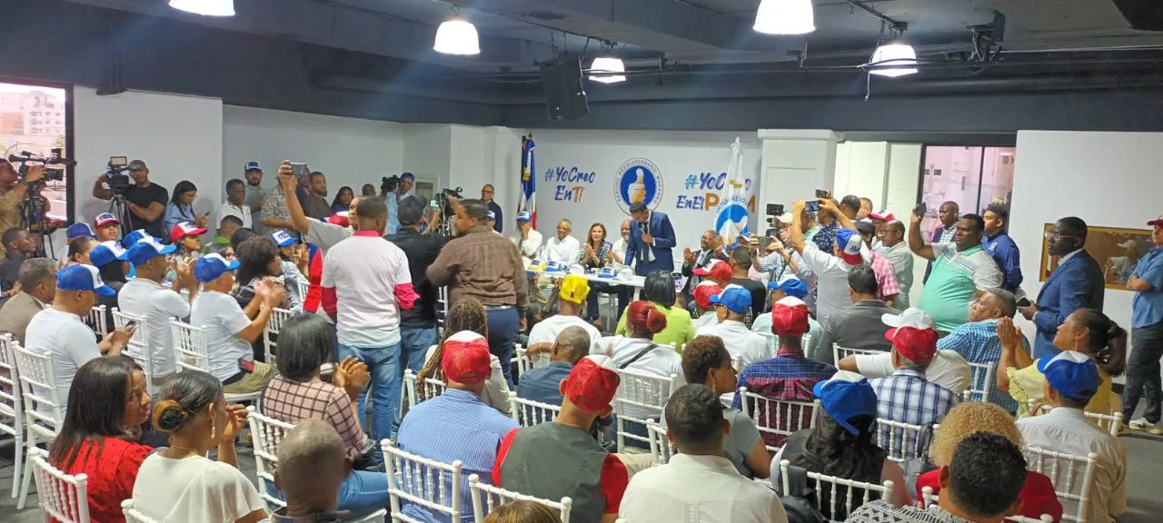 Comunicadores 8.0 oficializa respaldo a Carolina Mejía en acto donde asistieron decenas de comunicadores del DN y la alcaldesa