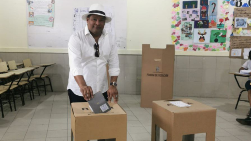 Jhanel Ferreras ejerce su derecho al voto: Un ejemplo de civismo y democracia