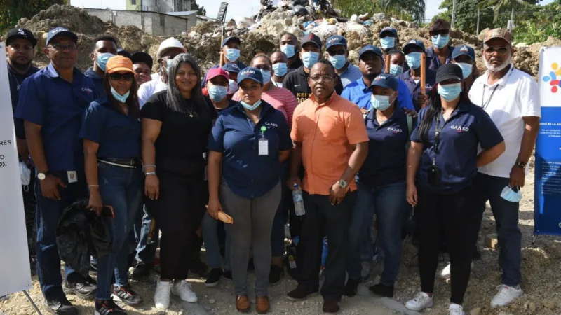 CAASD realiza jornada de limpieza en cañada La 800ta de Los Ríos, DN