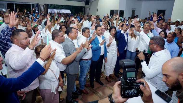Tony Peña y Junior Santos lideran juramentación de cientos de peledeístas en el PRM