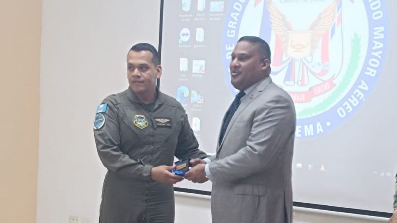 Jhanel Ferreras imparte clase magistral sobre «Comunicación Estratégica y Digital» en la Escuela de Estado Mayor de la Fuerza Aérea Dominicana