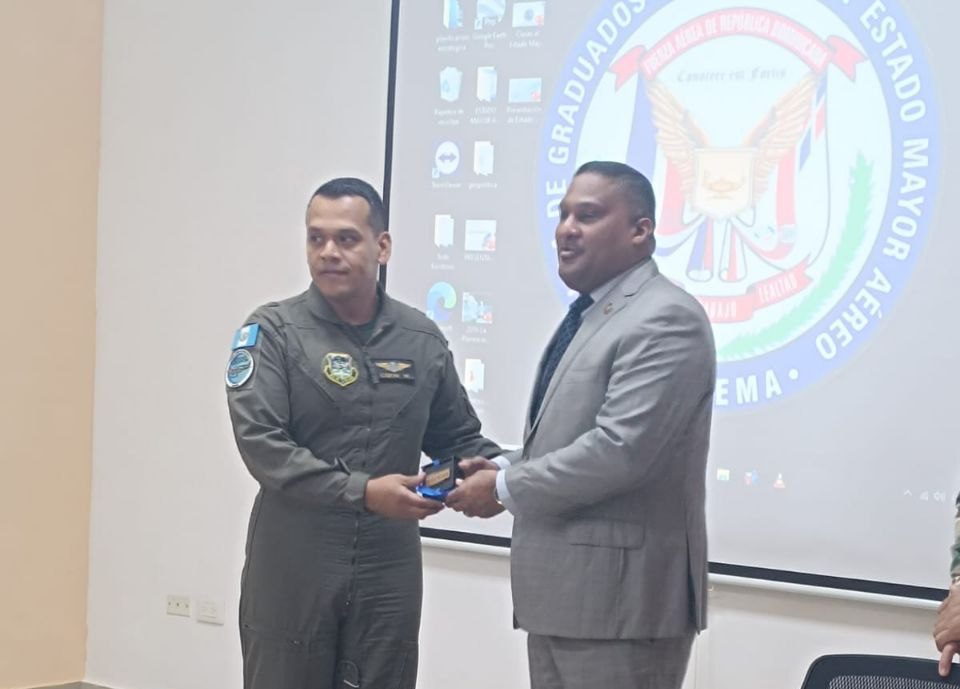 Jhanel Ferreras imparte clase magistral sobre «Comunicación Estratégica y Digital» en la Escuela de Estado Mayor de la Fuerza Aérea Dominicana