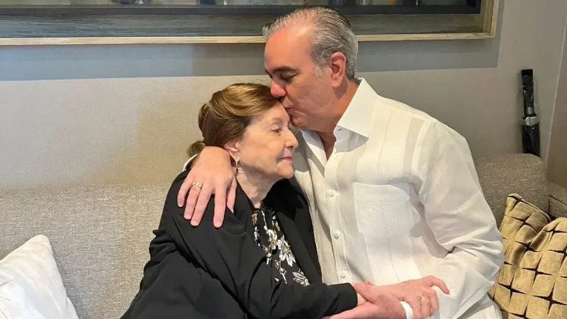 Presidente Abinader honra a las madres dominicanas en su día