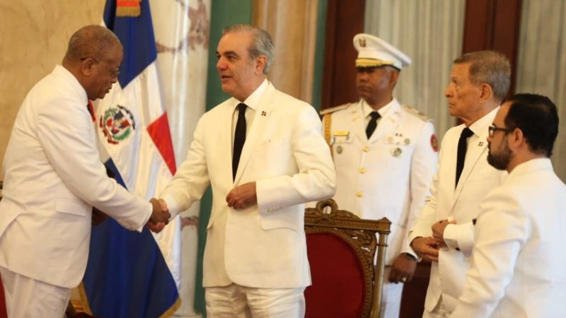 El presidente Abinader da la bienvenida al nuevo embajador de Haití, Emmanuel Fritz Longchamp