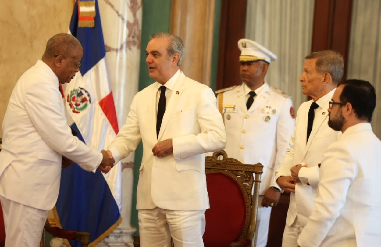 El presidente Abinader da la bienvenida al nuevo embajador de Haití, Emmanuel Fritz Longchamp