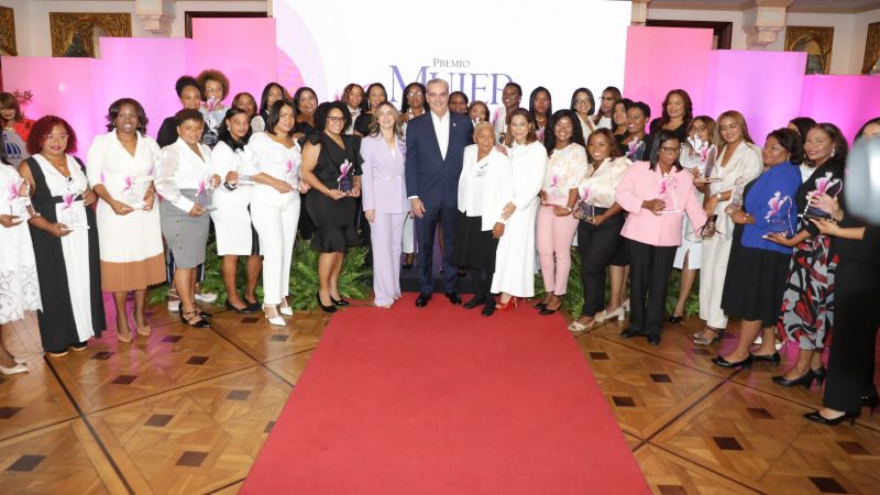 El presidente Abinader lidera la ceremonia de premiación del programa Mujer Supérate