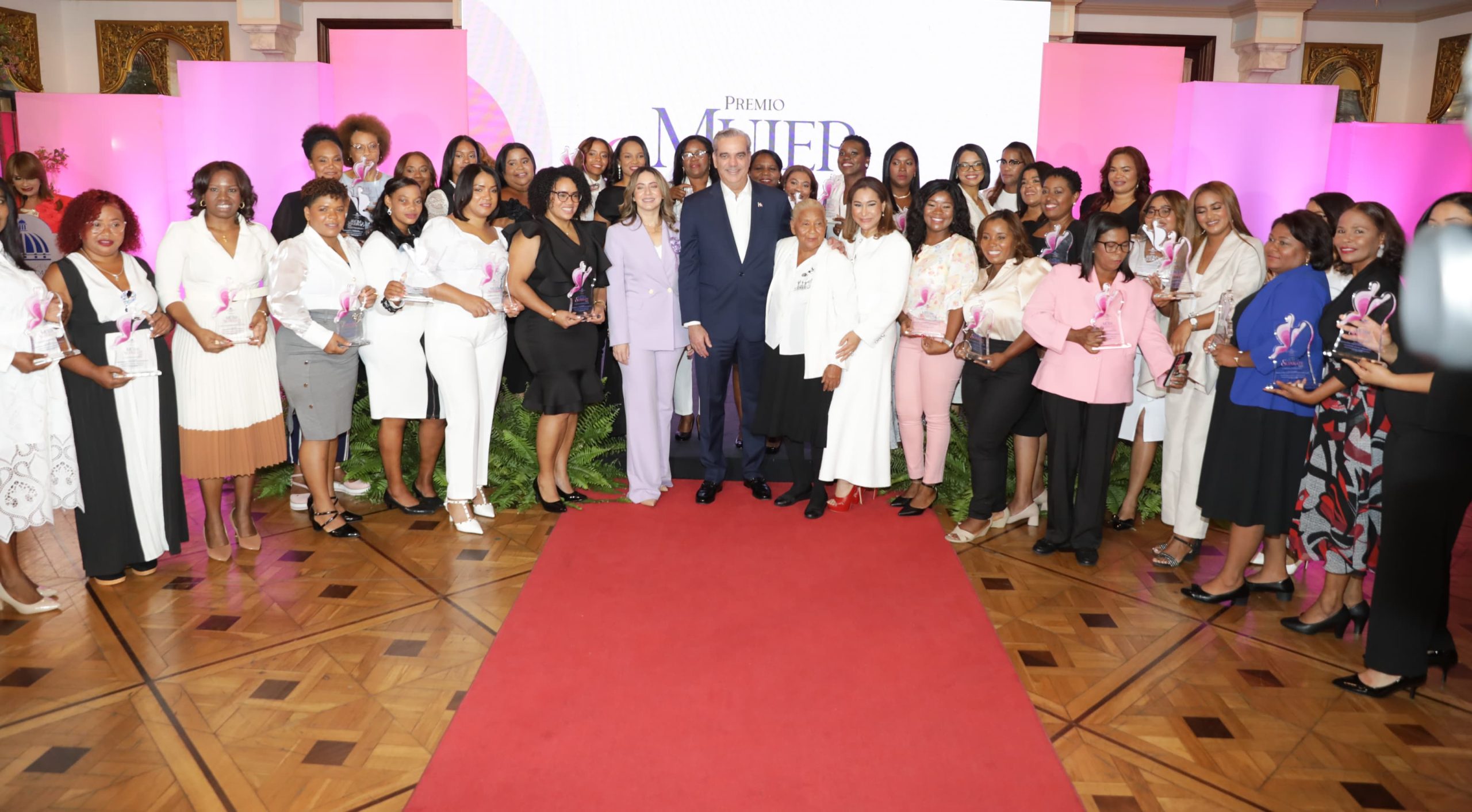 El presidente Abinader lidera la ceremonia de premiación del programa Mujer Supérate