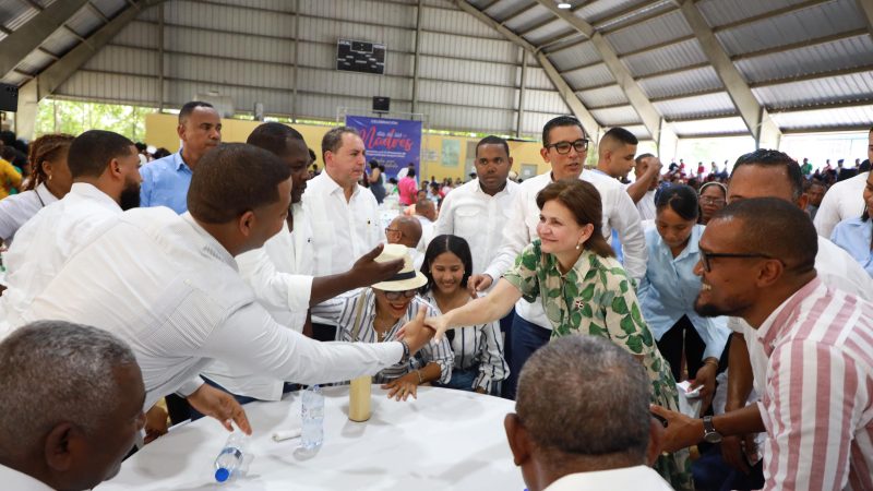 Vicepresidenta Raquel Peña conmemora el Día de las Madres en Bahoruco con almuerzo especial