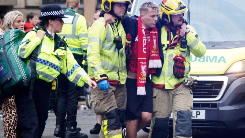 Detención de hombre tras embestida a festejantes en Liverpool