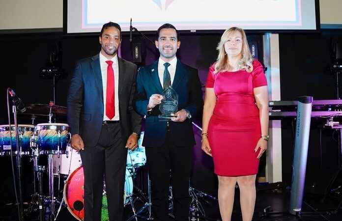 Reconocimiento al Dr. Luis Cruz Camacho por su Labor en la Salud por Friends United for Health