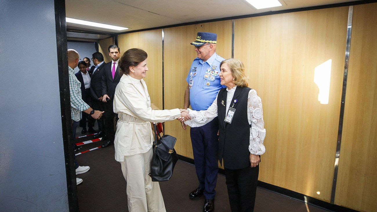 Vicepresidenta Raquel Peña regresa al país tras representar a la República Dominicana en misa de inicio del pontificado de León XIV