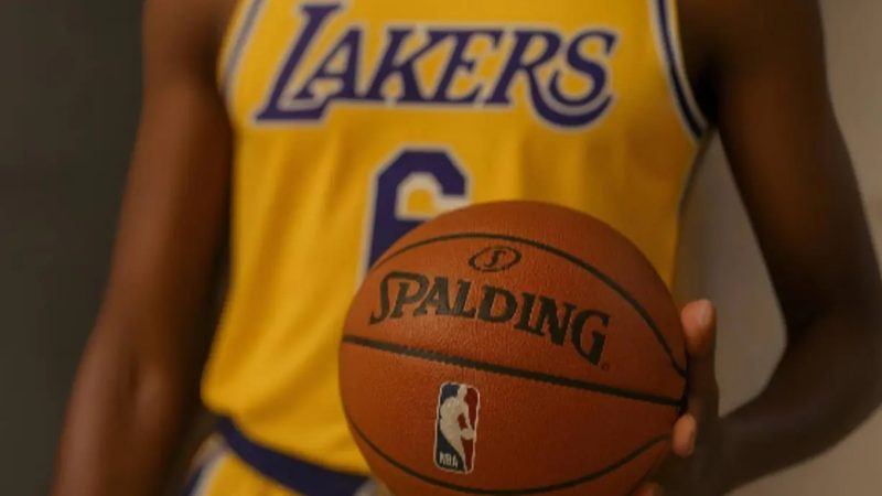 La familia Buss vende el 85% de los Lakers por 10 mil millones de dólares