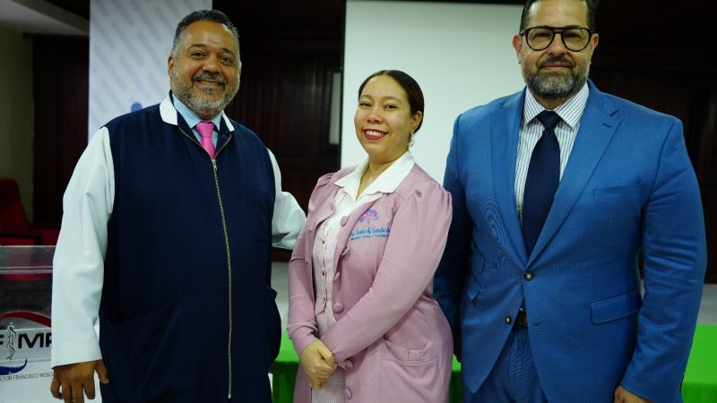 El Hospital Dr. Francisco E. Moscoso Puello Realiza Conferencia sobre Reanimación de Control de Daños Impulsando la Formación Médica Continua