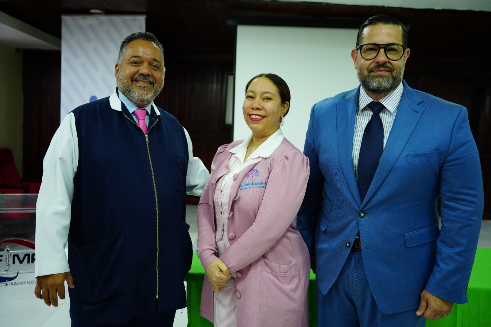 El Hospital Dr. Francisco E. Moscoso Puello Realiza Conferencia sobre Reanimación de Control de Daños Impulsando la Formación Médica Continua