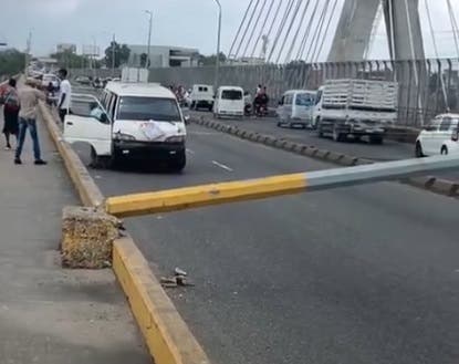 Colapso de postes eléctricos en el puente de la 17 provoca congestión vehicular