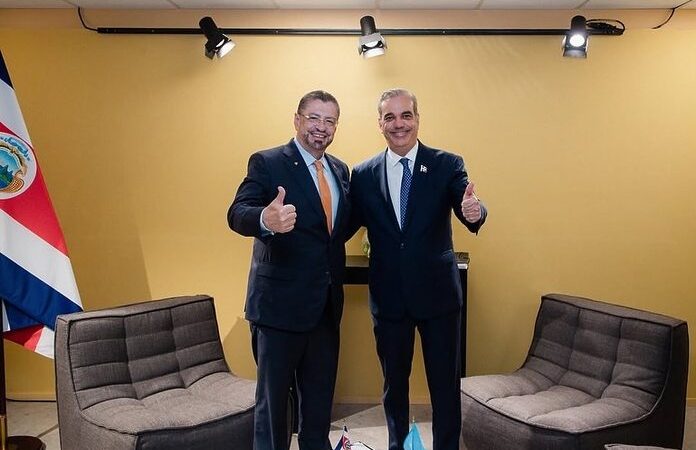 Luis Abinader y Rodrigo Chaves abordan cooperación en Niza