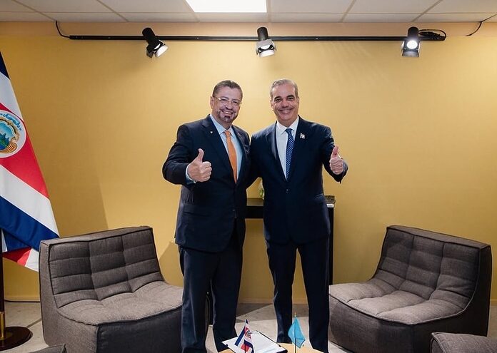 Luis Abinader y Rodrigo Chaves abordan cooperación en Niza