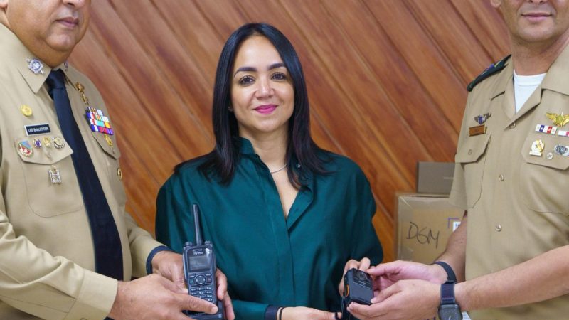 Entrega de radios y cámaras a la Dirección General de Migración para fomentar la transparencia