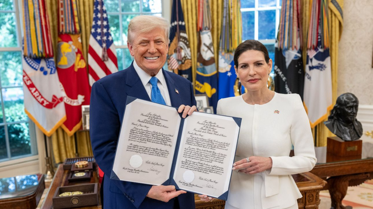 La embajadora María Isabel Castillo Báez presenta cartas credenciales al presidente Donald Trump