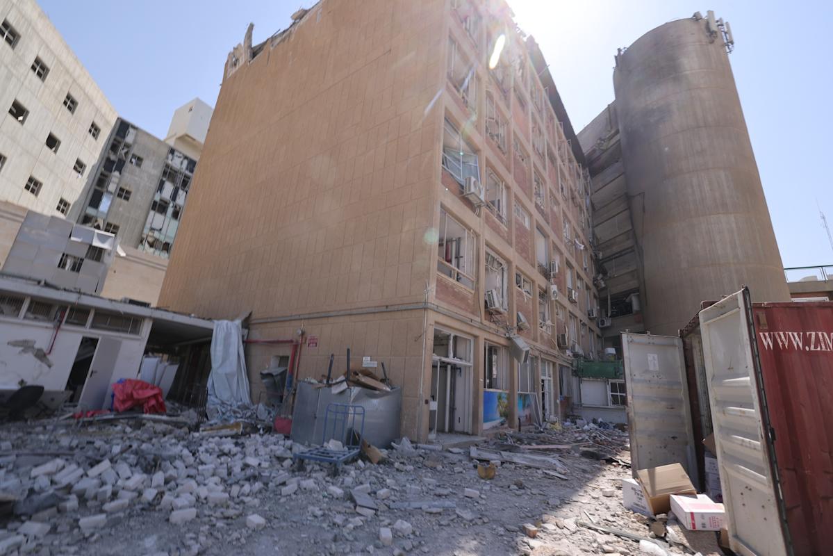 Un misil impacta el hospital Soroka en Beersheba, Israel, generando daños y heridos leves