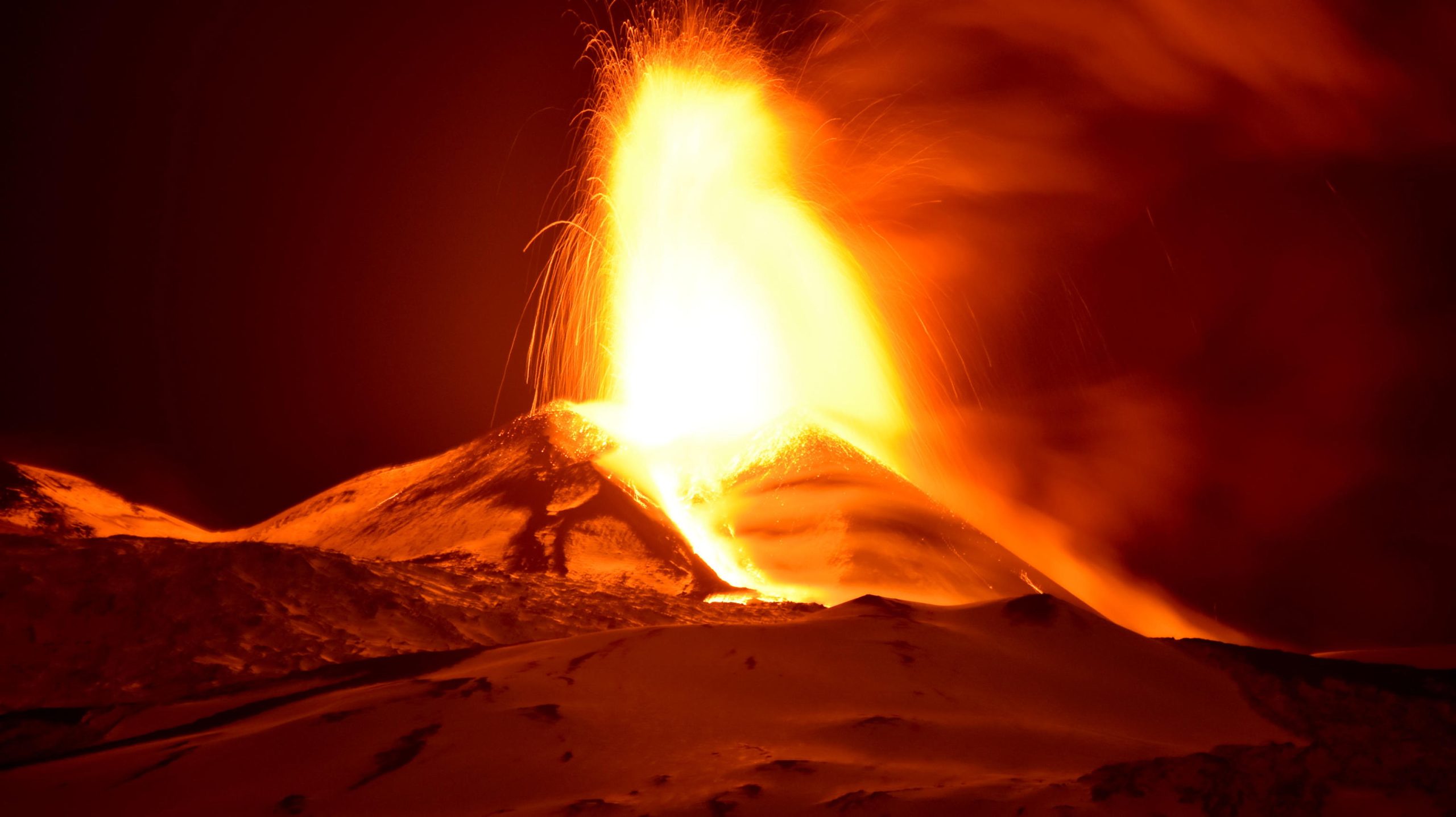 Fuerte erupción del volcán Etna provoca evacuación de turistas en Sicilia
