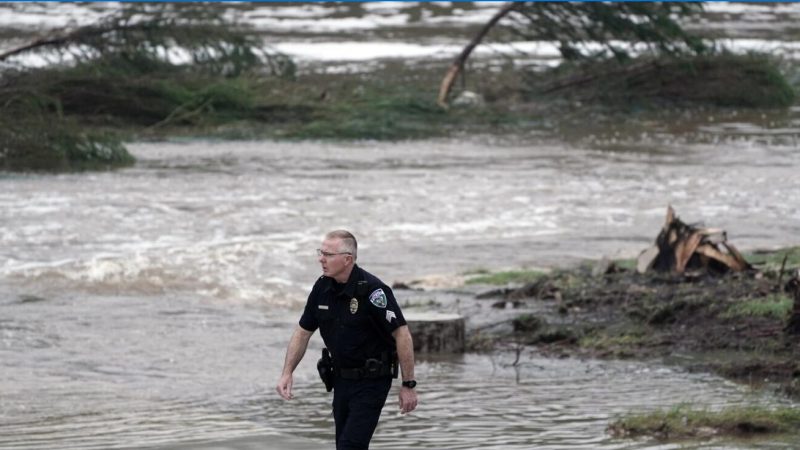 Las inundaciones en Texas incrementan a 43 las víctimas mortales y mantienen a la región en emergencia