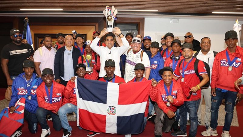 Ministro de Deportes Destaca Logros del Equipo Campeón en la Serie del Caribe Kids