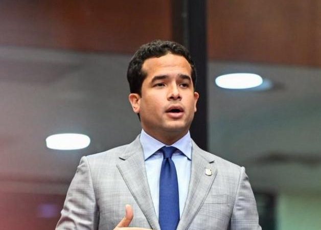 Omar Fernández cuestiona falta de cupos en escuelas públicas y anuncia visitas a centros del Distrito Nacional
