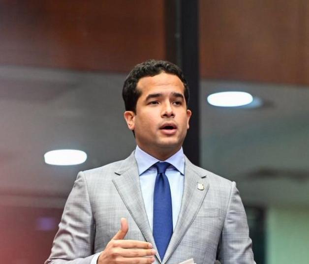 Omar Fernández cuestiona falta de cupos en escuelas públicas y anuncia visitas a centros del Distrito Nacional
