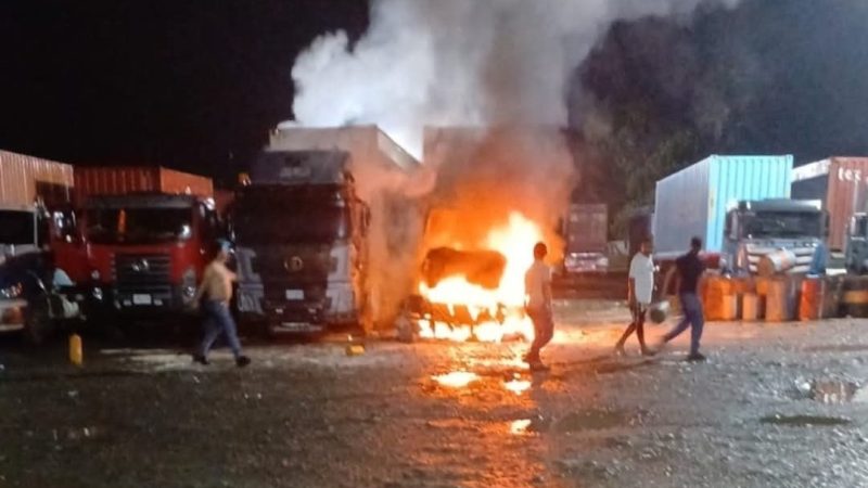 Ataques armados en Colombia resultan en un herido y varios camiones incendiados