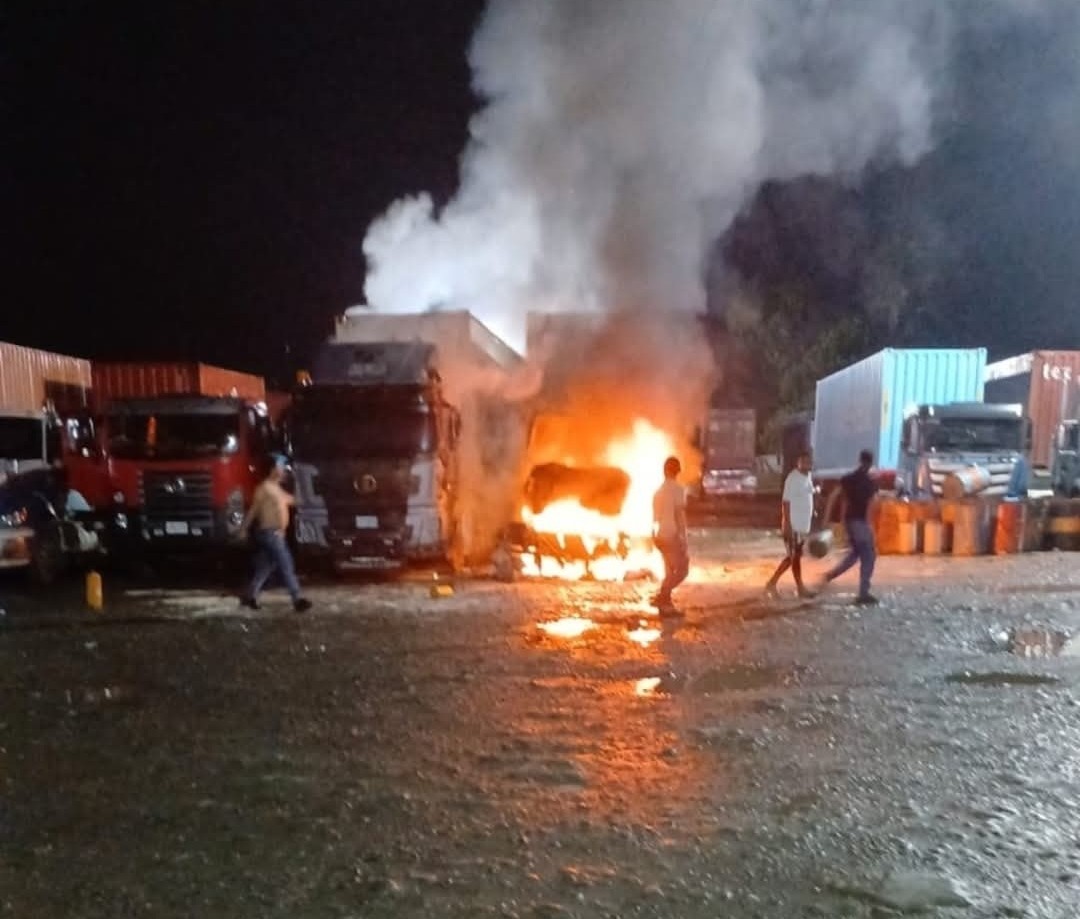 Ataques armados en Colombia resultan en un herido y varios camiones incendiados