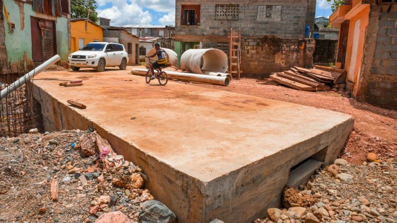 La CAASD avanza en el saneamiento de la cañada Los Girasoles en Santo Domingo Oeste