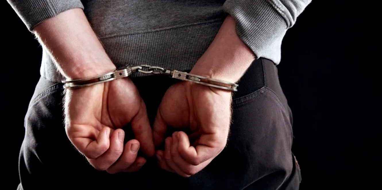 Detención de hombre en Baní por amenazar a su pareja con muerte