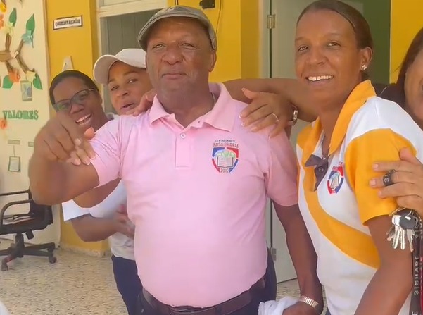 Profesor de Hato Mayor Gana 18.5 Millones de Pesos en la Loto y Celebra con su Comunidad Educativa